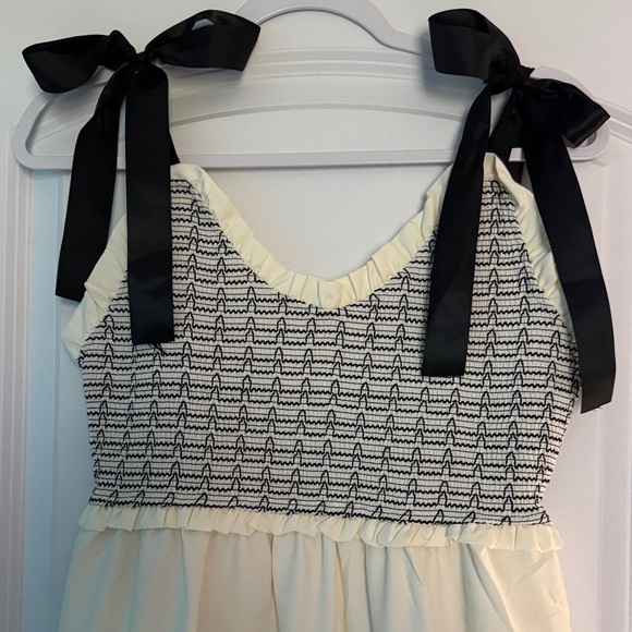 Elegant Cream and Black Dress - Picture 4 of 4